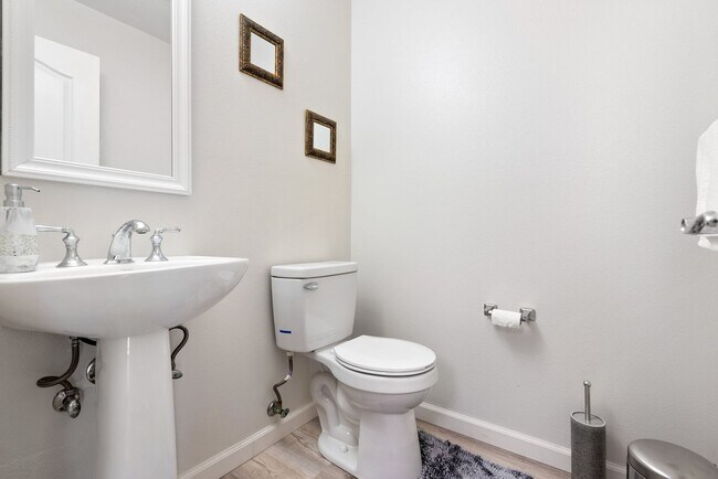 Building Photo - Welcome to this bright and inviting 3 bedroom