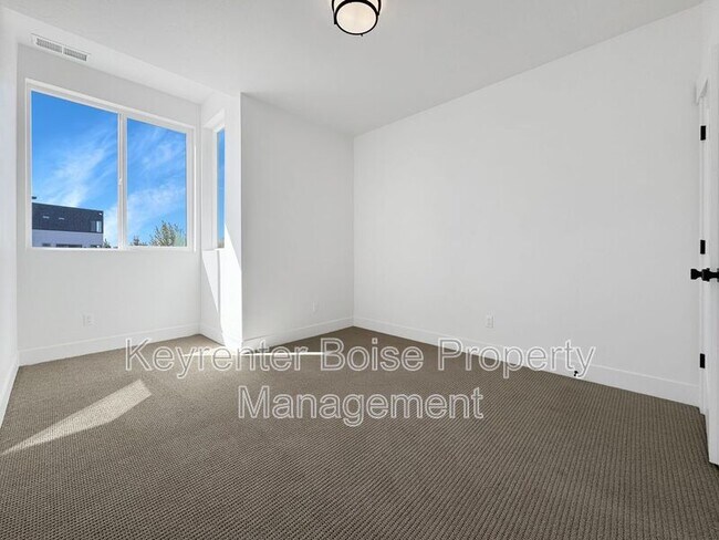 Building Photo - 450 E Presidio Ln