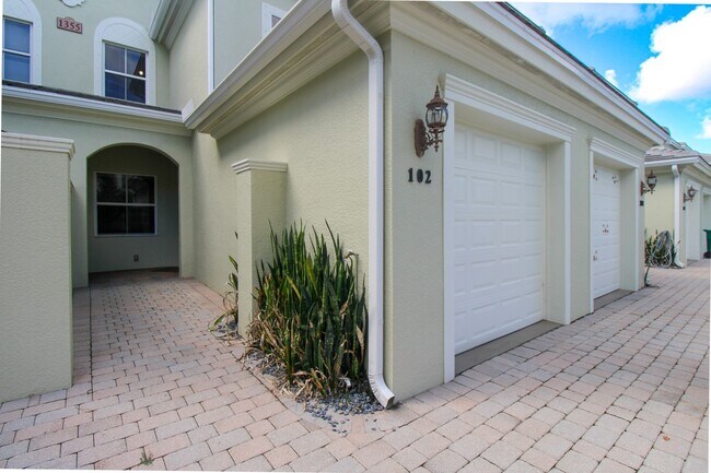 Building Photo - MARIPOSA ** SEASONAL (90 DAY MINIMUM STAY)...