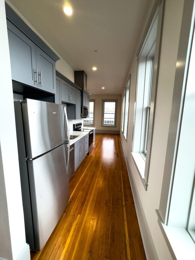 Building Photo - WINTER SPECIAL - NEWLY RENOVATED DOWNTOWN SALEM ONE BEDROOM