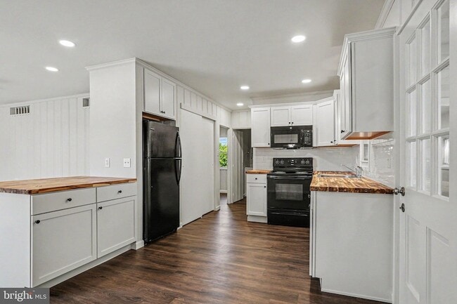 Building Photo - 105 Oak Hill Dr