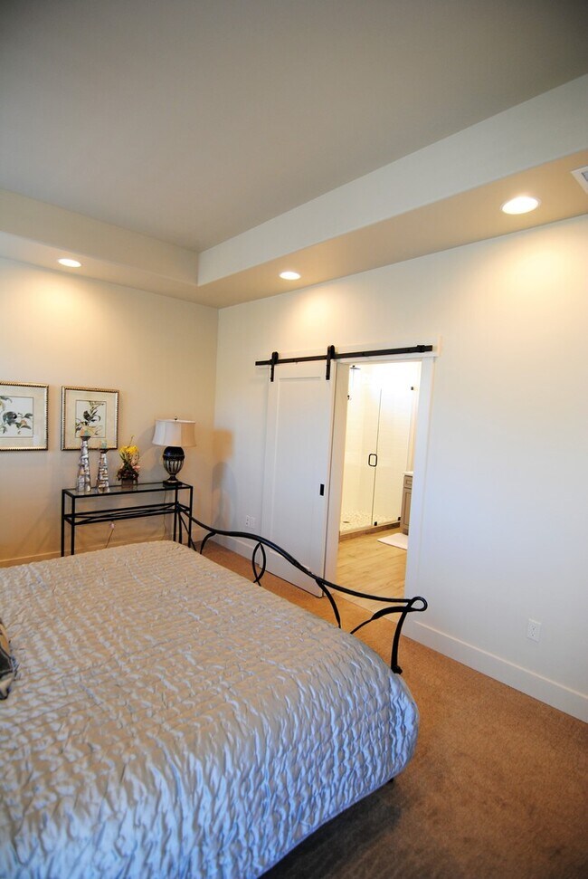 Building Photo - 1712/1714 Danny Boy Ln. Duplex