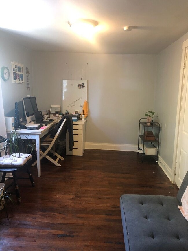 Building Photo - Charming 2 Bed/ 1 Bath upstairs Apartment ...