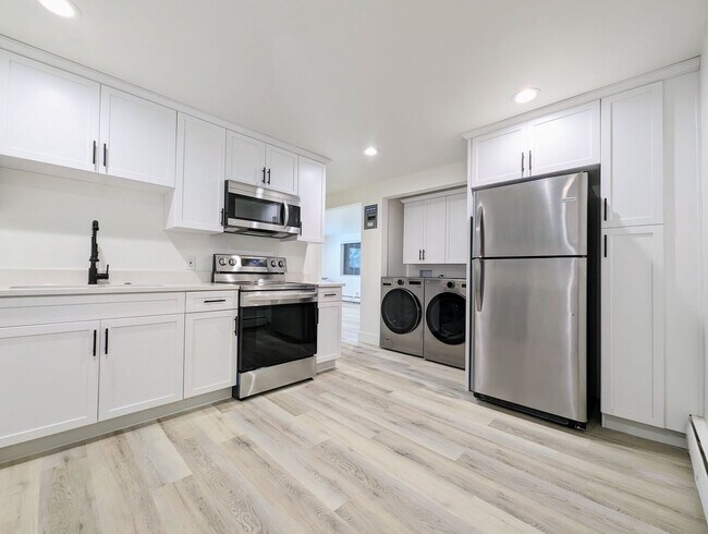 Building Photo - Beautiful, remodeled 1 bedroom apartment in the heart of sugarhouse.