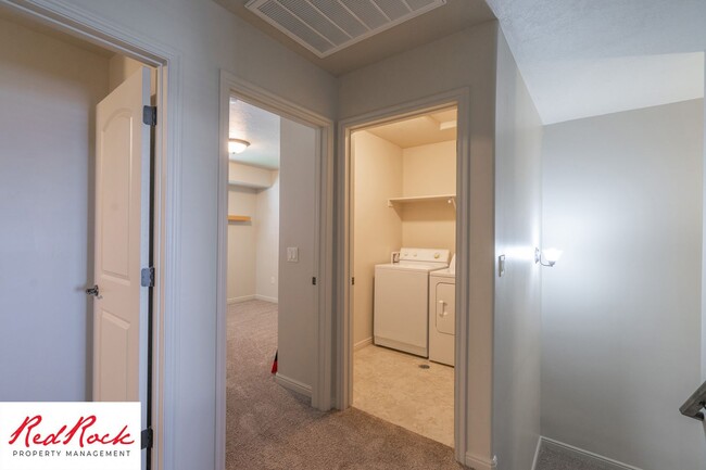 Building Photo - Lovely townhome with Community Pool!