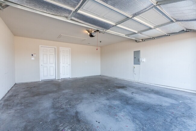 Building Photo - Great 3 bed/2 bath Home Backing onto Holland Park Recreation Area/Trail!!