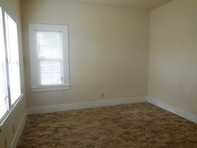 Building Photo - 3 Bedroom / 1 Bath House