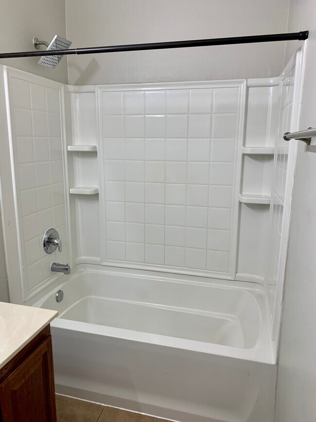 Building Photo - 1415 Millbrook Ln