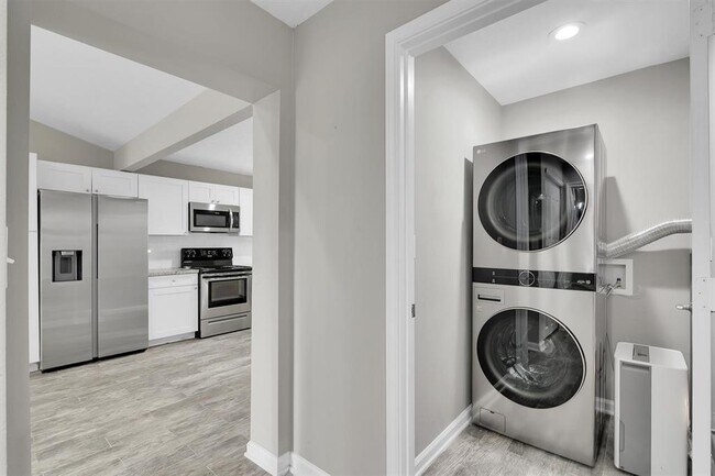 Building Photo - 3555 Balboa Cir