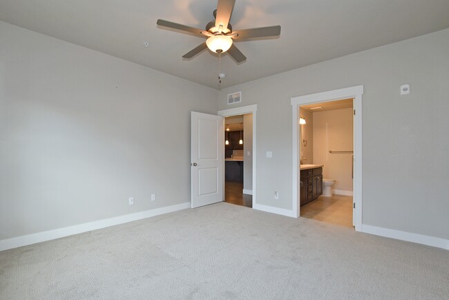 Ensuite bathroom and walk in closet - 6510 Crystal Downs Dr