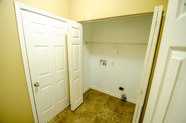 Building Photo - 2322 Middle View Dr