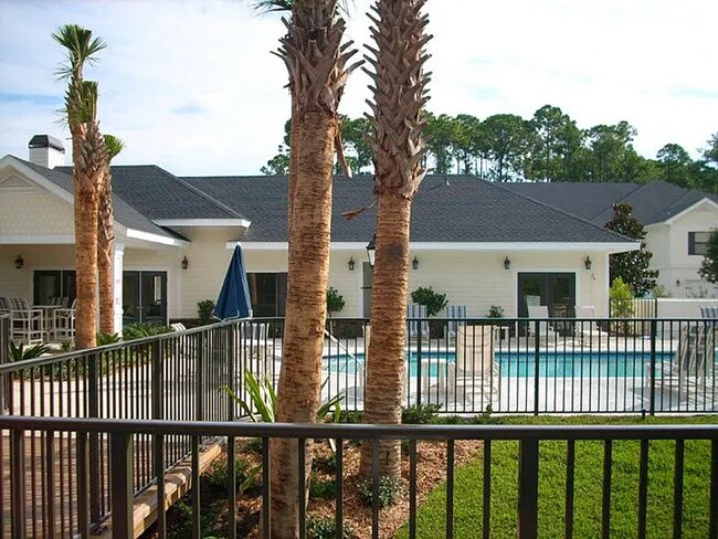 Building Photo - 2/2/1 Condo Pond View