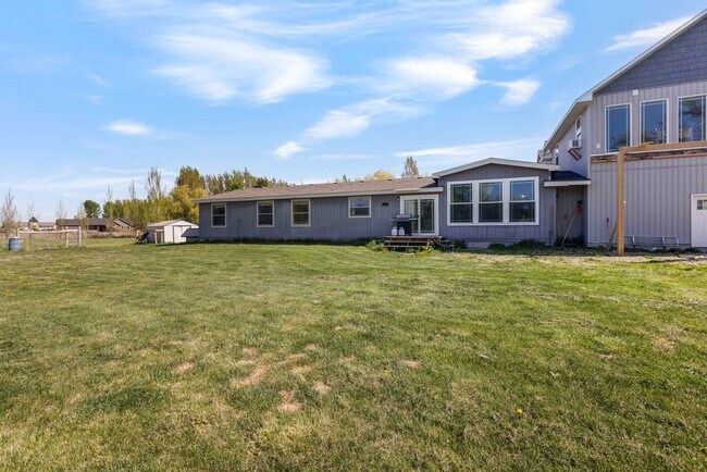 Building Photo - Short term leases available: 3 bed 2 bath ...