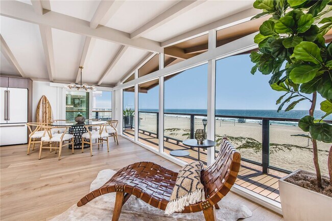 Building Photo - 816 The Strand