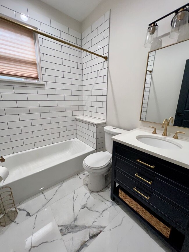 Building Photo - Newly Renovated 3-Bedroom Townhouse in Wes...
