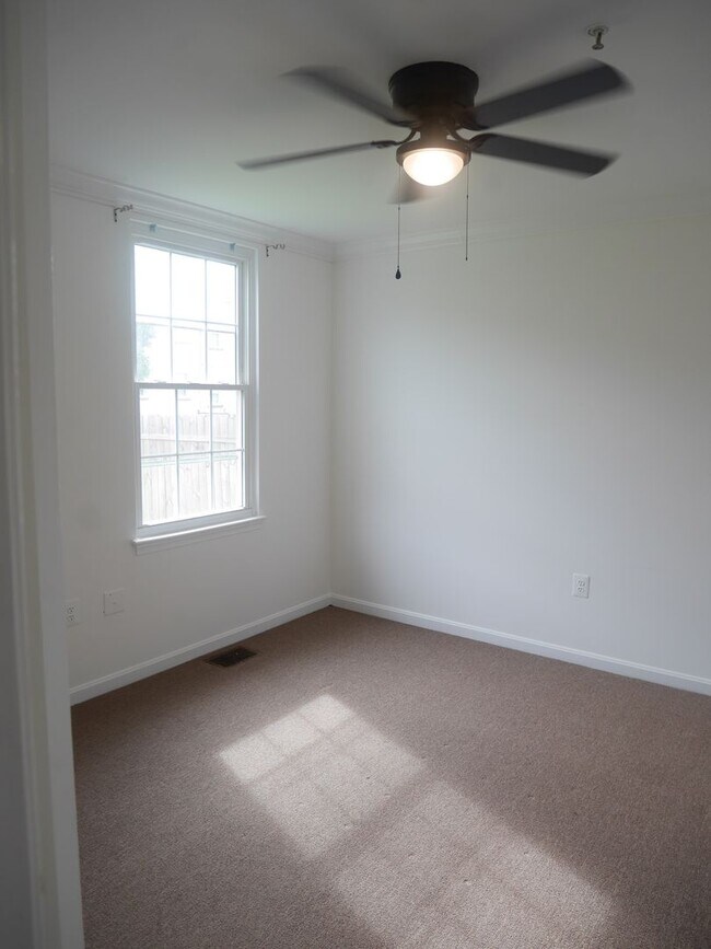 Building Photo - Spacious 3 Bedroom End Unit- Baltimore, MD