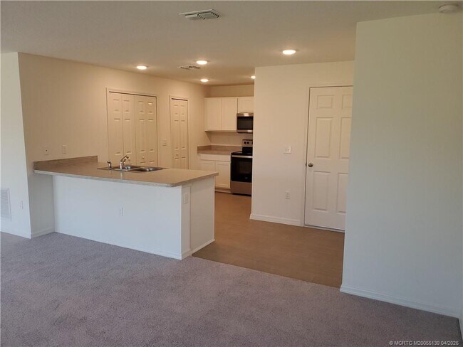 Building Photo - 611 SW McComb Ave