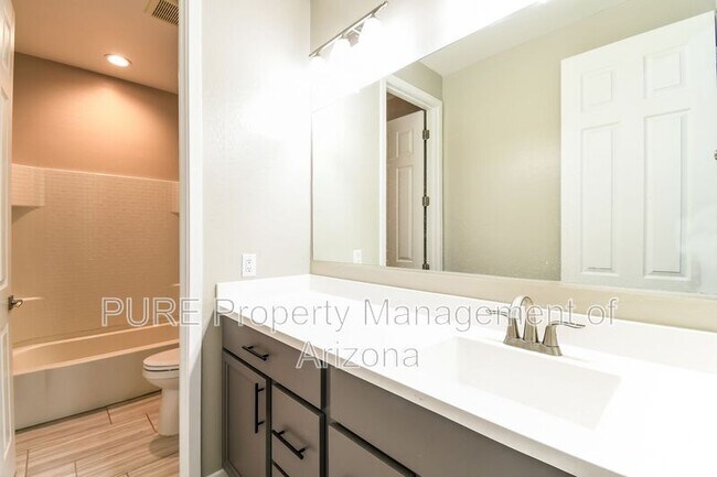 Building Photo - 513 E Yellowstone Pl