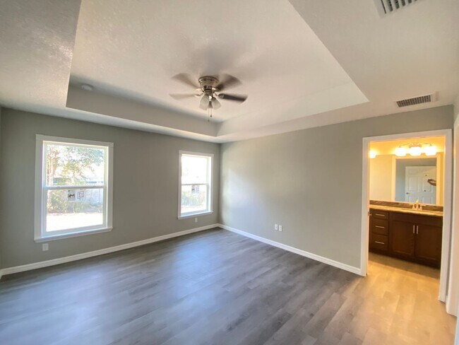 Building Photo - 10 Hemlock Cir Ct