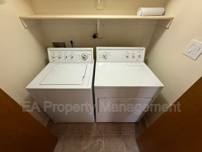 Building Photo - 2816 Enebro St NE