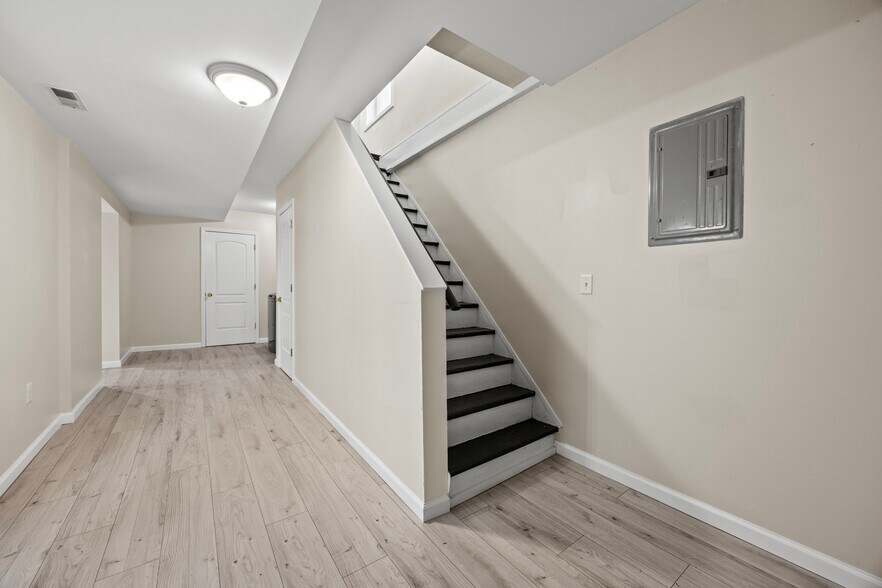 Building Photo - 16 School St