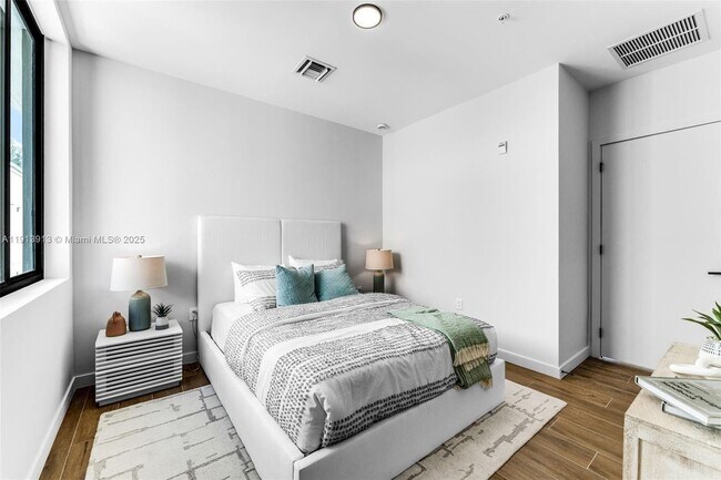 Building Photo - 515 NE 61st St