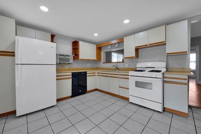 Building Photo - Charming Two-Bedroom, Two-Bath Home in Col...