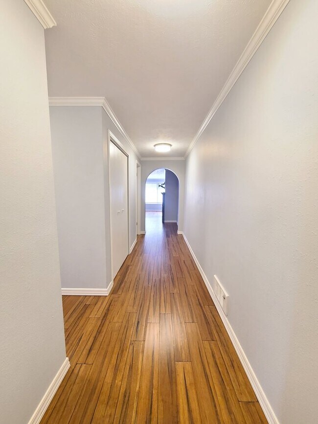 Building Photo - $1,650 - 2 Bed / 2 Bath Spacious Top Floor Condo (First Month Free!)