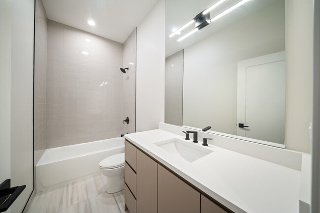 Building Photo - 412 E 50th Pl