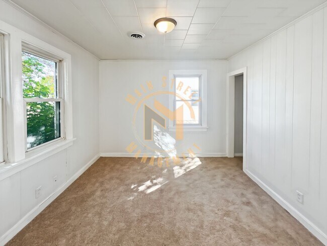 Building Photo - 2 Bed 1 Bath Single Family Home