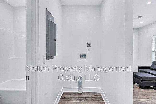 Building Photo - 700 Carmen Ave