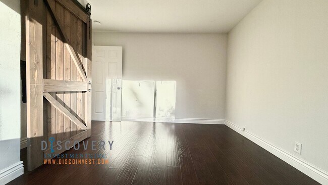 Building Photo - Chic Mid Century Modern Home