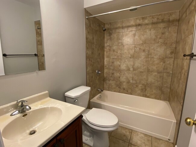 Building Photo - 623 Robin Ct