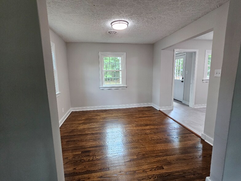 Building Photo - 8603 Ackley Ave