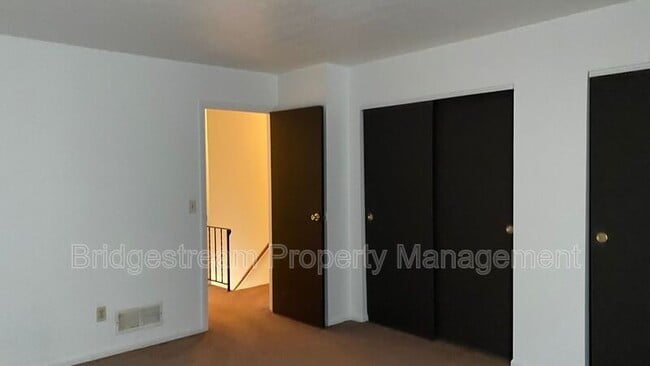 Building Photo - 961 Taylorsview Dr