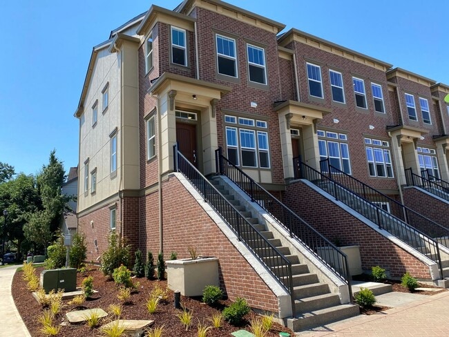 Building Photo - Beautiful brownstone in the heart of Ville...