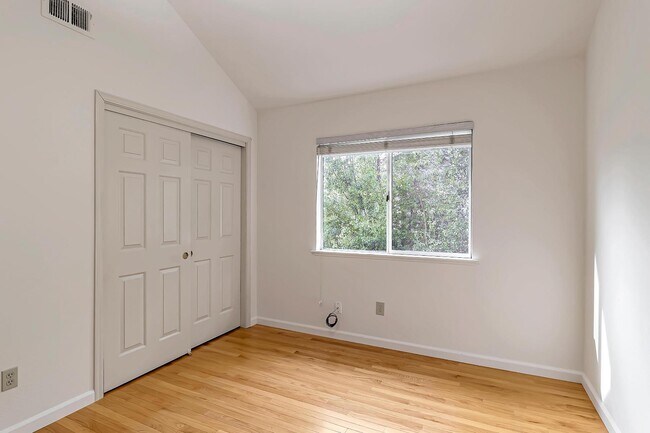 Building Photo - 302 Tadley Ct