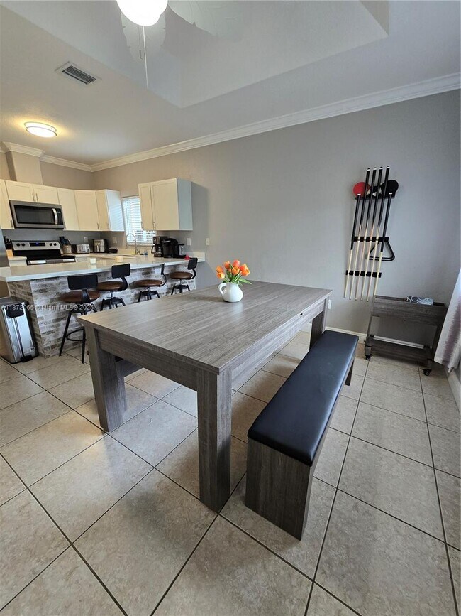 Building Photo - 208 SW 15th Pl