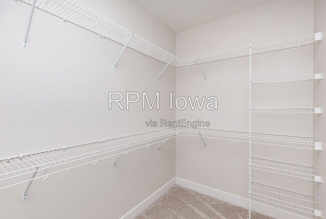 Building Photo - 5901 NE Sherman Dr