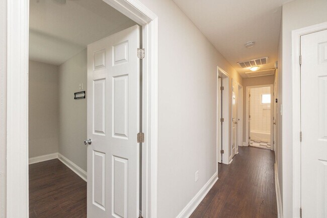 Building Photo - 220 W 31st St