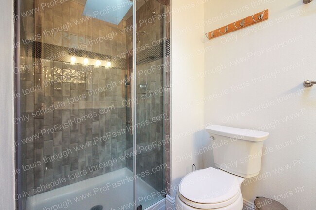 Building Photo - 14210 SW Rochester Dr