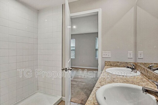 Building Photo - 5958 Creekside Crossing Dr