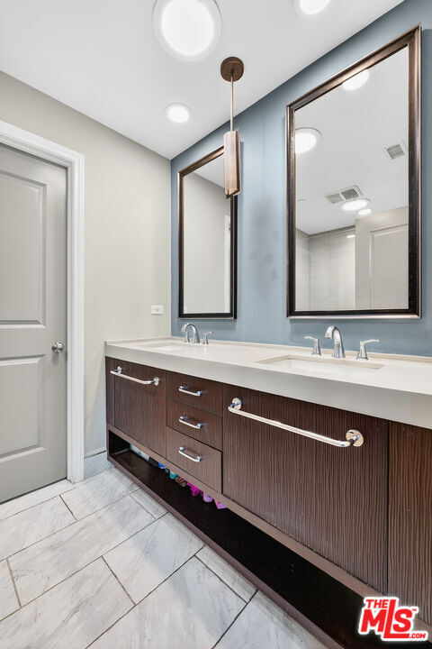 Building Photo - 5933 W Luna Park