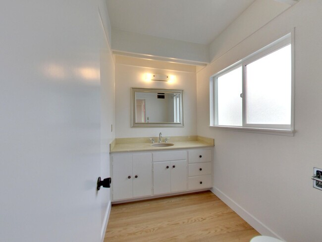Building Photo - 4BR Home with Jaw-Dropping Views, Garage, ...