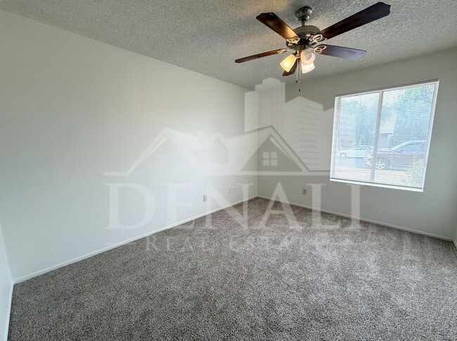 Building Photo - 1016 W Nido Ave