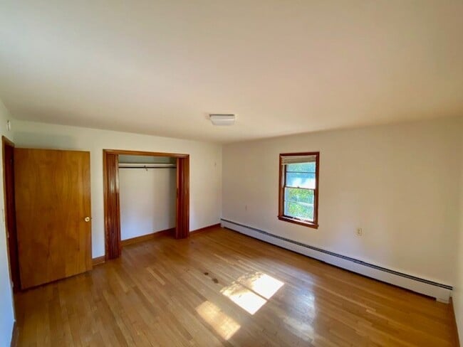 Building Photo - Large 3 Bedroom on Two Acres!