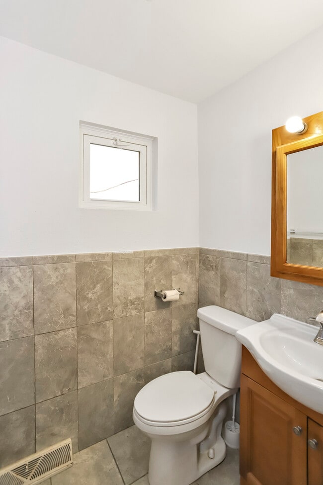 Building Photo - 4843 Elm St