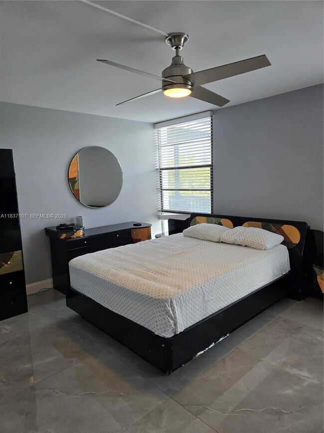 Building Photo - 3401 N Country Club Dr