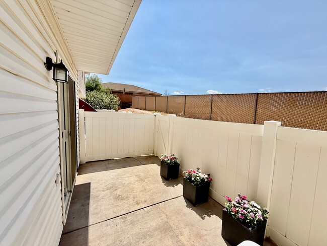 Building Photo - Redone Lexington Hills Townhome