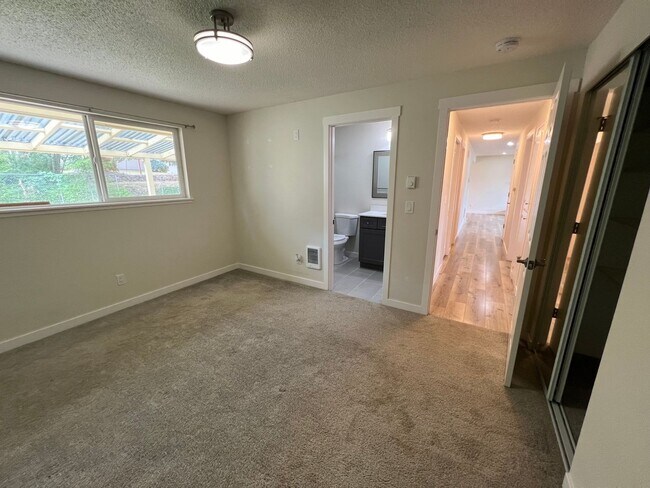 Building Photo - Recently Renovated Spacious Rambler with M...